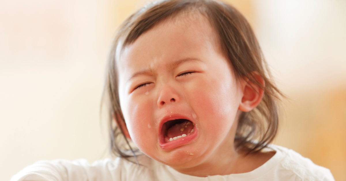 子どもがレストランで泣いてしまったときの対応法とは？周囲への配慮と、親ができる事前・当日の対策を実体験ベースで解説します。